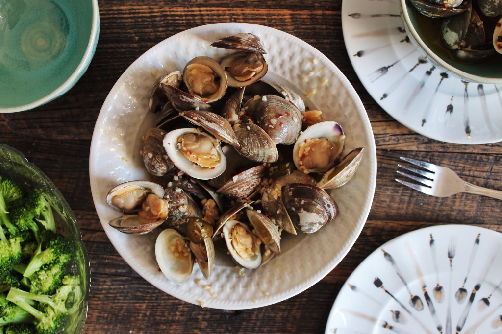 steamed clams : dinner table